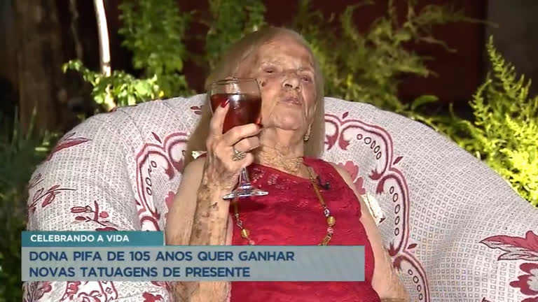 Vídeo: Idosa de 105 anos quer ganhar novas tatuagens de presente