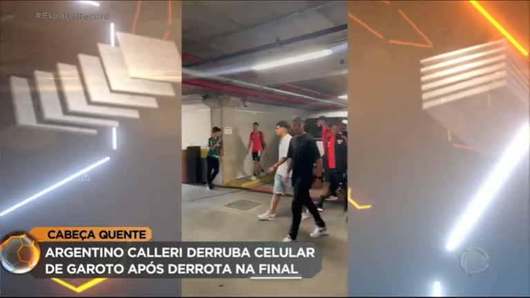 Vídeo: Argentino Calleri derruba celular de garoto após derrota na final do Paulistão