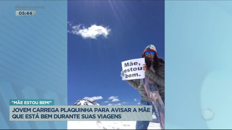 Vídeo: Jovem carrega placa com mensagem para tranquilizar família em viagens