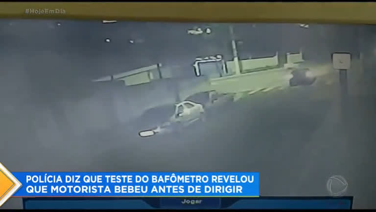Vídeo: Carro desgovernado capota em curta e invade casa em São Paulo