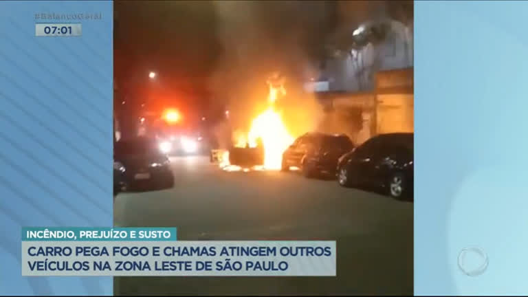Vídeo: Carro pega fogo e chamas atingem outros veículos em São Paulo