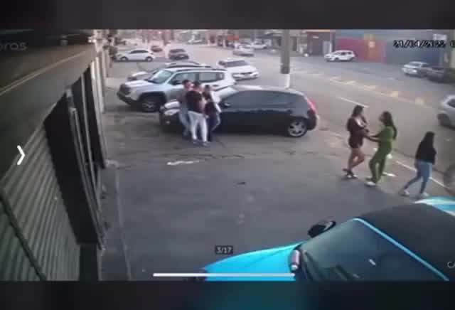 Vídeo: Motorista foge após atropelar duas pessoas em SP; veja vídeo