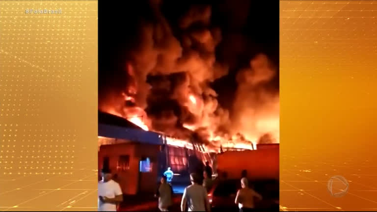 Vídeo: Bombeiros controlam incêndio que atingiu galpão próximo ao aeroporto de Guarulhos, em SP