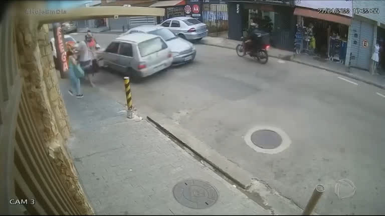 Vídeo: Motorista com sinais de embriaguez atropela duas pessoas em Santo André