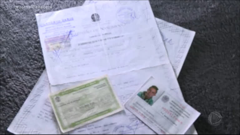 Vídeo: Sem Documento : homem precisa provar que está vivo após ser declarado morto ainda bebê