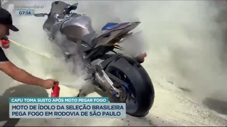 Vídeo: Moto do ex-jogador Cafu pega fogo em rodovia de São Paulo