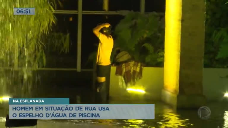 Vídeo: Homem toma banho no espelho d´água do Ministério da Justiça
