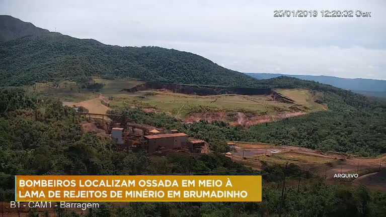 Vídeo: Bombeiros localizam ossada em lama de rejeitos em Brumadinho