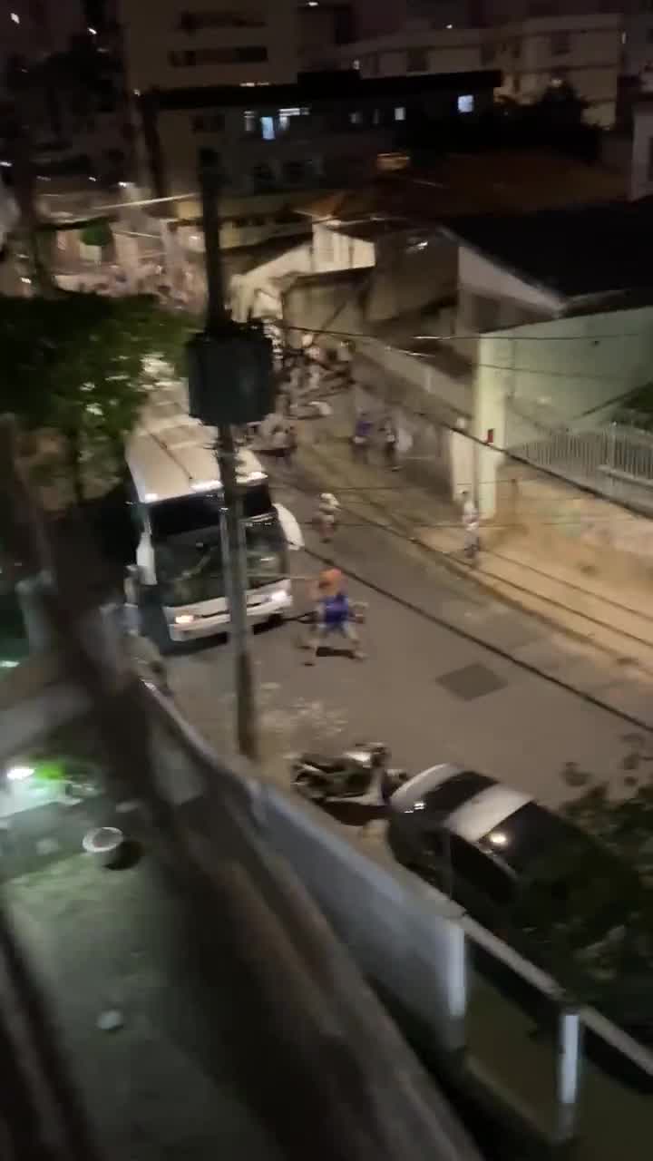 Vídeo: Torcedores do Cruzeiro são flagrados destruindo ônibus em BH