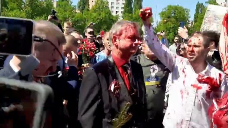 Vídeo: Manifestantes jogam tinta vermelha em embaixador russo na Polônia