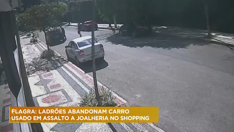 Vídeo: BH: Imagens mostram carro usado em assalto sendo abandonado