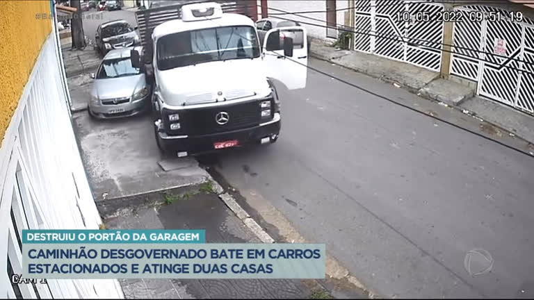 Vídeo: Caminhão desgovernado bate em carros estacionados e atinge duas casas na Grande SP