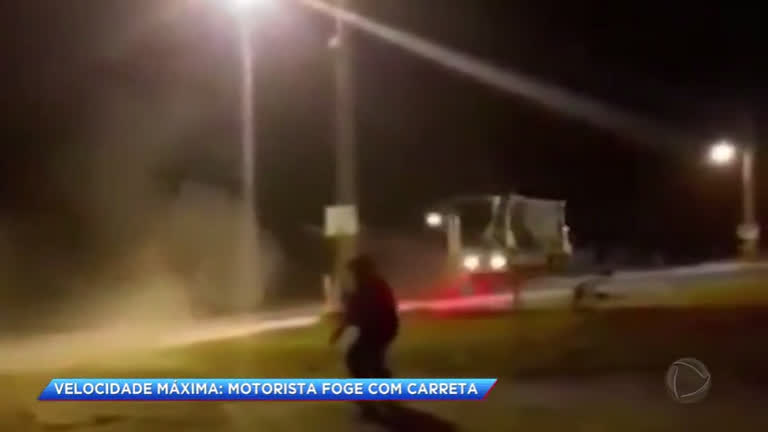 Vídeo: Motorista foge da polícia e joga carreta em viatura na Zona da Mata Mineira