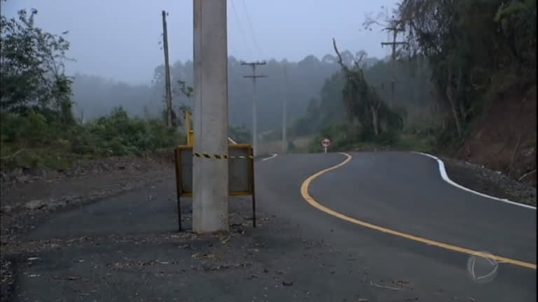 Vídeo: Obra em rodovia no RS é entregue com poste de luz no meio da pista