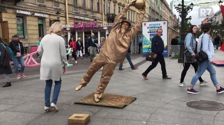 Vídeo: Artista de rua faz extra na Copa do Mundo com estátua de Yashin