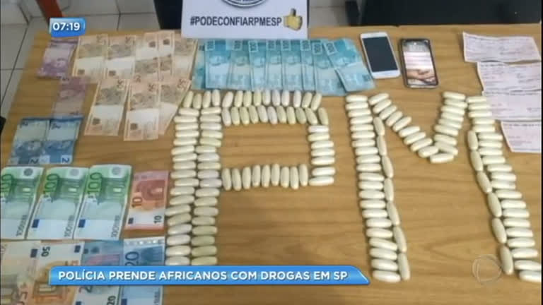 Vídeo: Africanos são presos com 150 cápsulas de cocaína na zona oeste de SP