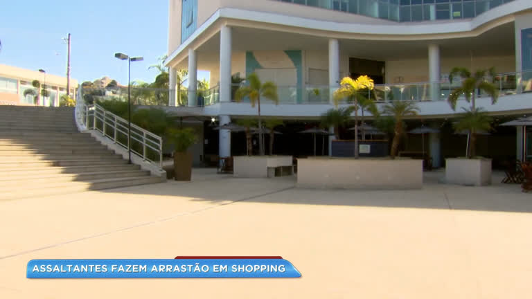 Vídeo: Assaltantes fazem arrastão em shopping de Lagoa Santa (MG)