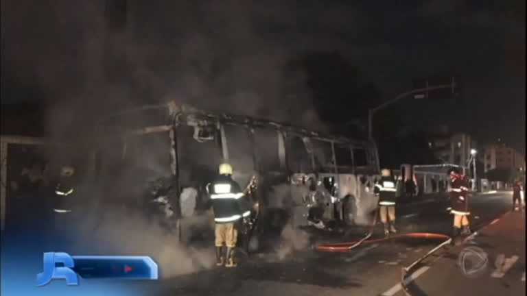 Vídeo: Minuto JR: criminosos atacam ônibus em Fortaleza há dois dias