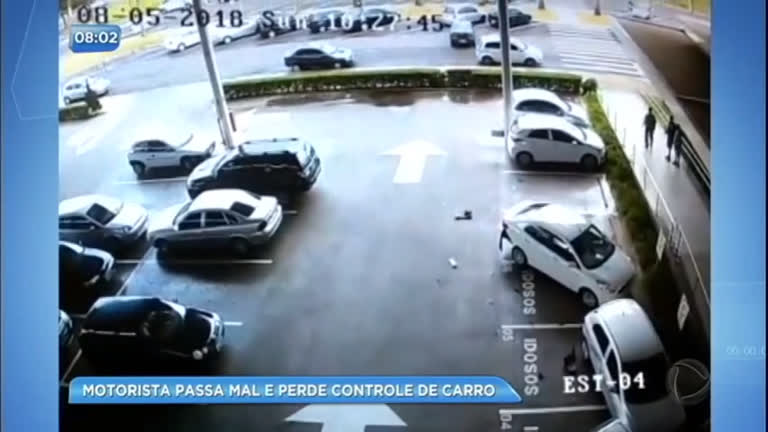 Vídeo: Motorista perde o controle de carro em estacionamento de supermercado