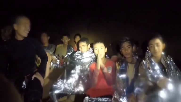 Vídeo: Um mês após resgate de caverna, meninos viram estrelas na internet