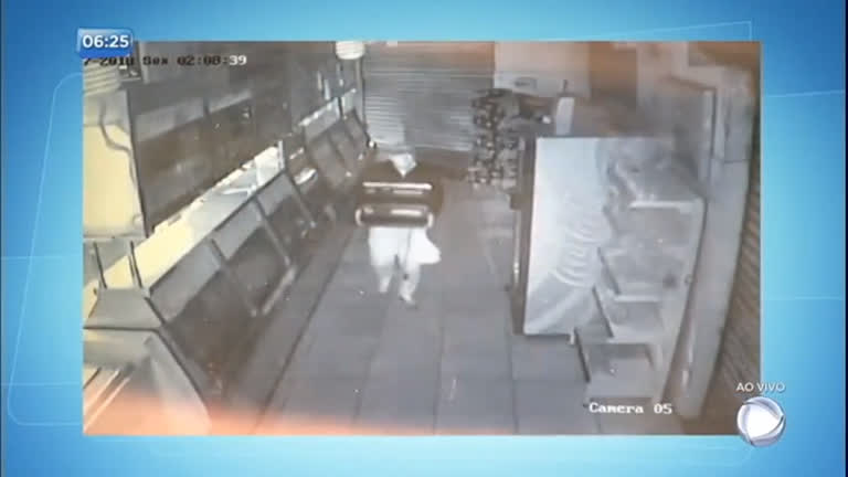 Vídeo: Quadrilha é flagrada roubando balanças de açougue em Minas Gerais