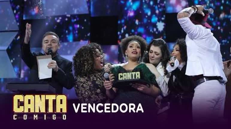 Vídeo: Débora Pinheiro se surpreende ao descobrir que é a vencedora do Canta Comigo