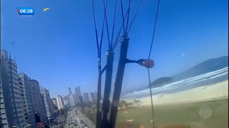 Vídeo: Idoso salta de parapente e fica pendurado em poste