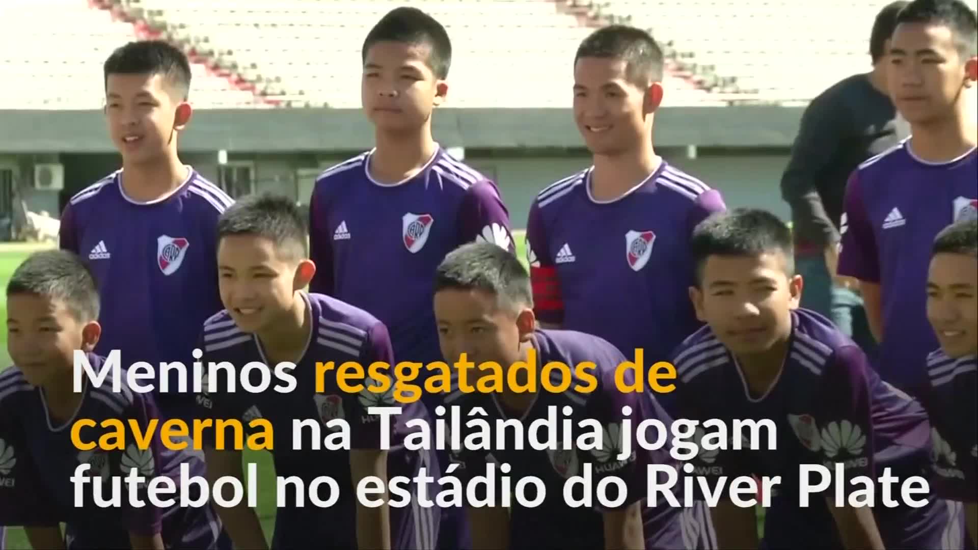 Vídeo: Meninos resgatados de caverna na Tailândia jogam bola na Argentina
