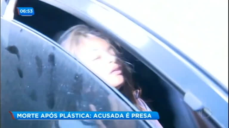 Vídeo: Mulher acusada de realizar plástica que matou empresária desmaia em depoimento