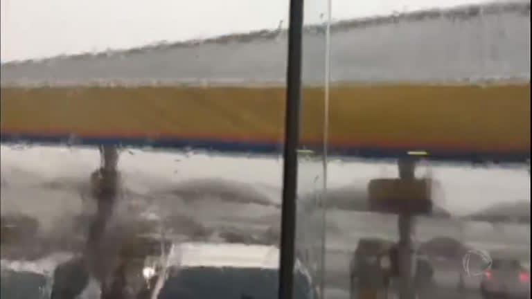 Vídeo: Posto de gasolina desaba durante temporal no Paraná