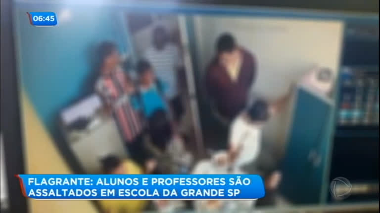 Vídeo: Alunos e professores são assaltados dentro de escola em São Paulo