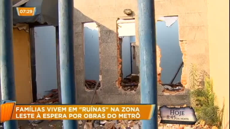 Vídeo: Famílias vivem em “ruínas” à espera do metrô na zona leste de SP