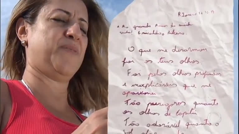 Vídeo: Mulher encontra carta de amor em garrafa na praia de Copacabana (RJ)