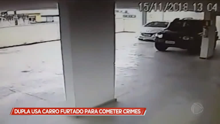Vídeo: Dupla furta carro dentro de garagem