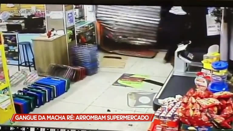 Vídeo: Bandidos arrombam supermercado com caminhonete
