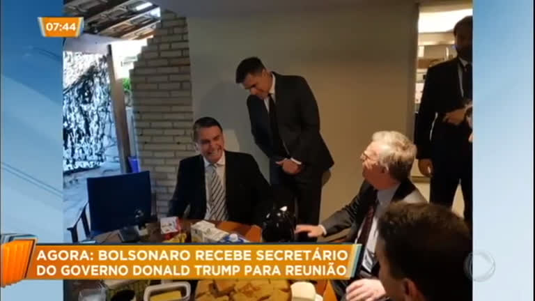 Vídeo: Jair Bolsonaro recebe conselheiro do governo Donald Trump para reunião