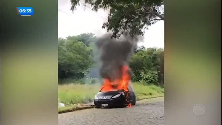 Vídeo: Dois corpos são encontrados no porta-malas de carro em chamas no RS