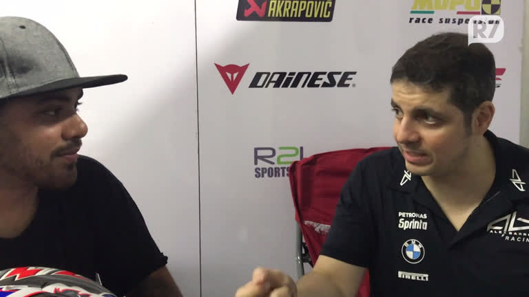 Vídeo: Alex Barros recebe fã e dá dicas de pilotagem nos boxes de Interlagos