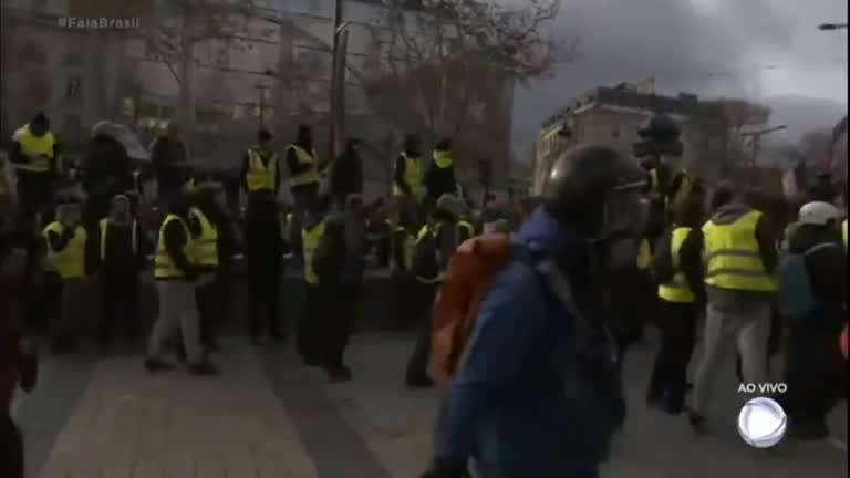 Vídeo: Ruas da capital francesa são tomadas por protestos neste sábado (8)