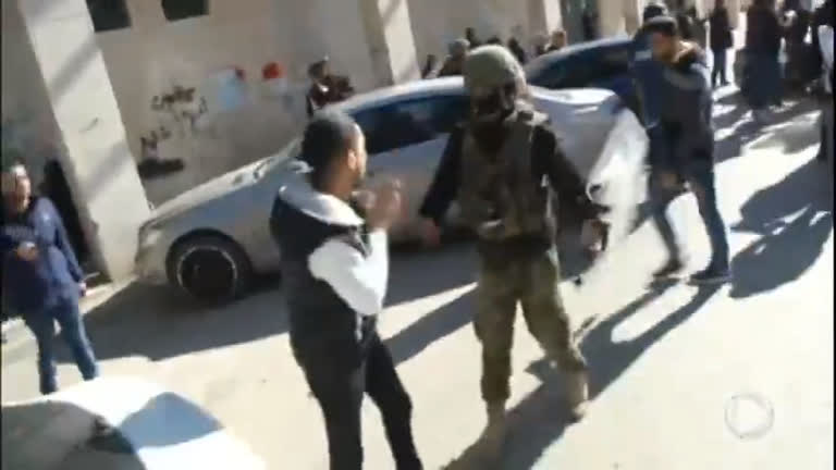 Vídeo: Manifestantes entram em confronto com a polícia palestina na Cisjordânia