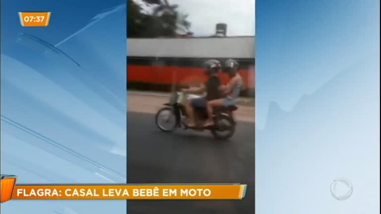 Vídeo: Casal é flagrado transportando recém-nascido em moto