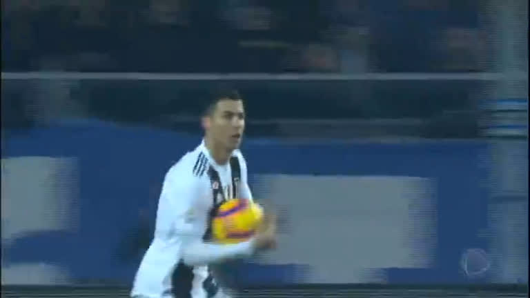Vídeo: Cristiano Ronaldo sai do banco para salvar Juventus